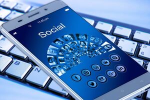 Pixabay | ID: 1917737 | Tags: handy, smartphone, klaviatur, app, internet, netzwerk, soziales netzwerk, logo, facebook, marketing, analyse, konzept, vernetzung, social media, symbol, webseite, multimedia, handy, handy, smartphone, smartphone, internet, marketing, social media, social media, social media, social media, social media | User: geralt Pixabay | ID: 1917737 | Tags: handy, smartphone, klaviatur, app, internet, netzwerk, soziales netzwerk, logo, facebook, marketing, analyse, konzept, vernetzung, social media, symbol, webseite, multimedia, handy, handy, smartphone, smartphone, internet, marketing, social media, social media, social media, social media, social media | User: geralt | URL: https://pixabay.com/de/photos/handy-smartphone-klaviatur-app-1917737/