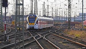 Pixabay | ID: 1259559 | Tags: dortmund hbf, regionalbahn, elektrotriebzug, weichenstraße, einfahrt, signale, masten, fahrleitung, weichen, weichenzunge, deutsche bahn, hauptbahnhof, regionalverkehr, triebzug, eurobahn, privatbahn, ankunft, doppelkreuzungsweiche, westfalen, hbf, dortmund, richtung wanne-eickel, elok, ellok, flirt, stadler pankow, linienverkehr, taktverkehr, stundentakt, regionalzug, eisenbahn, öpnv, öpnv, öpnv, öpnv, öpnv, öpnv | User: hpgruesen Pixabay | ID: 1259559 | Tags: dortmund hbf, regionalbahn, elektrotriebzug, weichenstraße, einfahrt, signale, masten, fahrleitung, weichen, weichenzunge, deutsche bahn, hauptbahnhof, regionalverkehr, triebzug, eurobahn, privatbahn, ankunft, doppelkreuzungsweiche, westfalen, hbf, dortmund, richtung wanne-eickel, elok, ellok, flirt, stadler pankow, linienverkehr, taktverkehr, stundentakt, regionalzug, eisenbahn, öpnv, öpnv, öpnv, öpnv, öpnv, öpnv | User: hpgruesen | URL: https://pixabay.com/de/photos/dortmund-hbf-regionalbahn-1259559/
